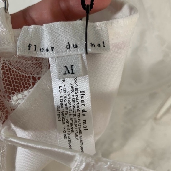 NWT Fleur du Mal Silk Lace Plunge Neck
Gardenia Lace Bodysuit Lingerie | Size M - Picture 7 of 10